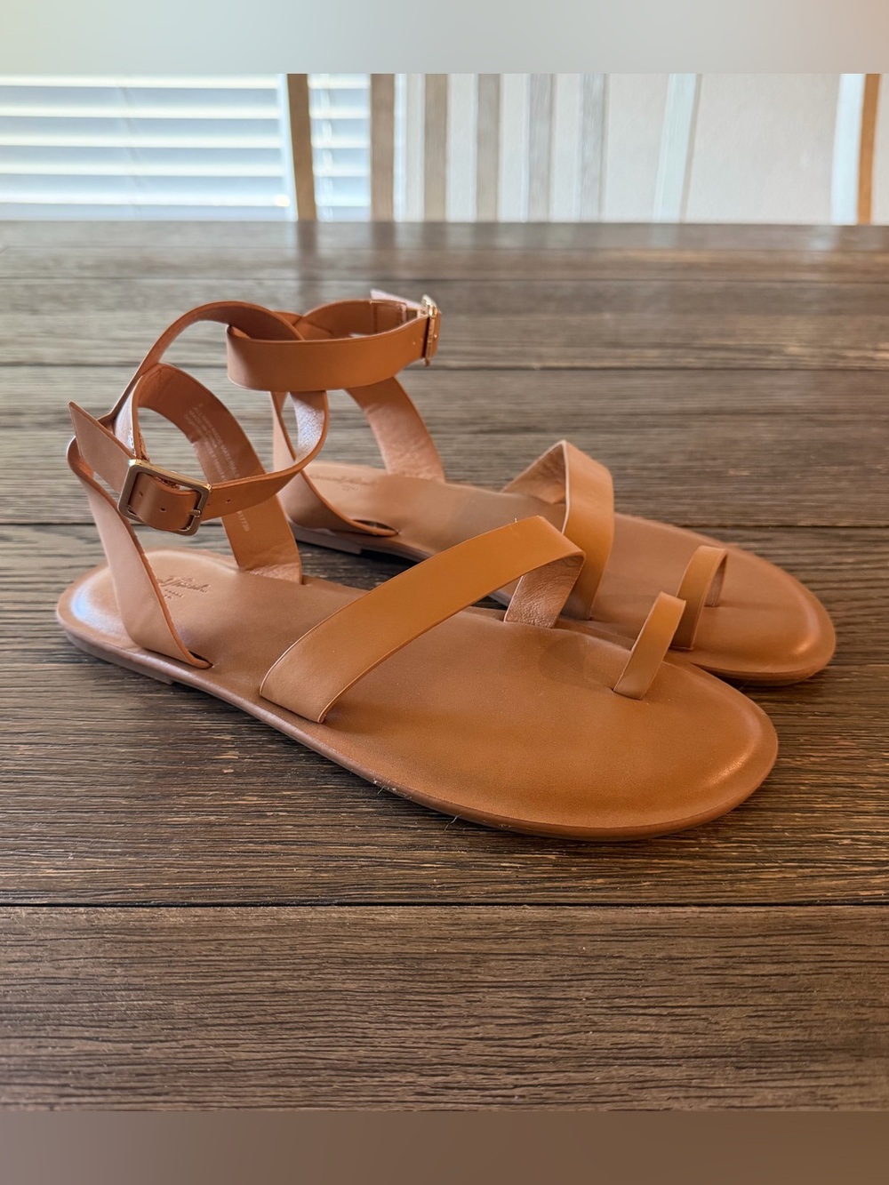 NEW Universal Thread Sol Toe Sandals Women’s 8 Brown Ankle Strap Flat Gladiator